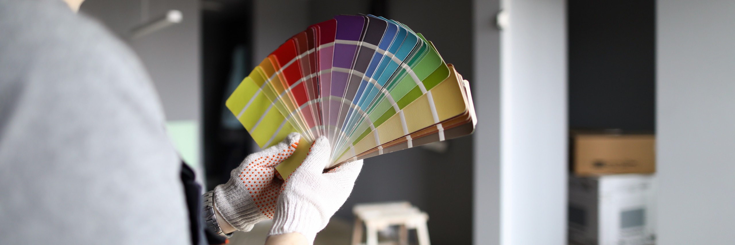 Ventaglio di campioni colore aperto in un ambiente in lavorazione