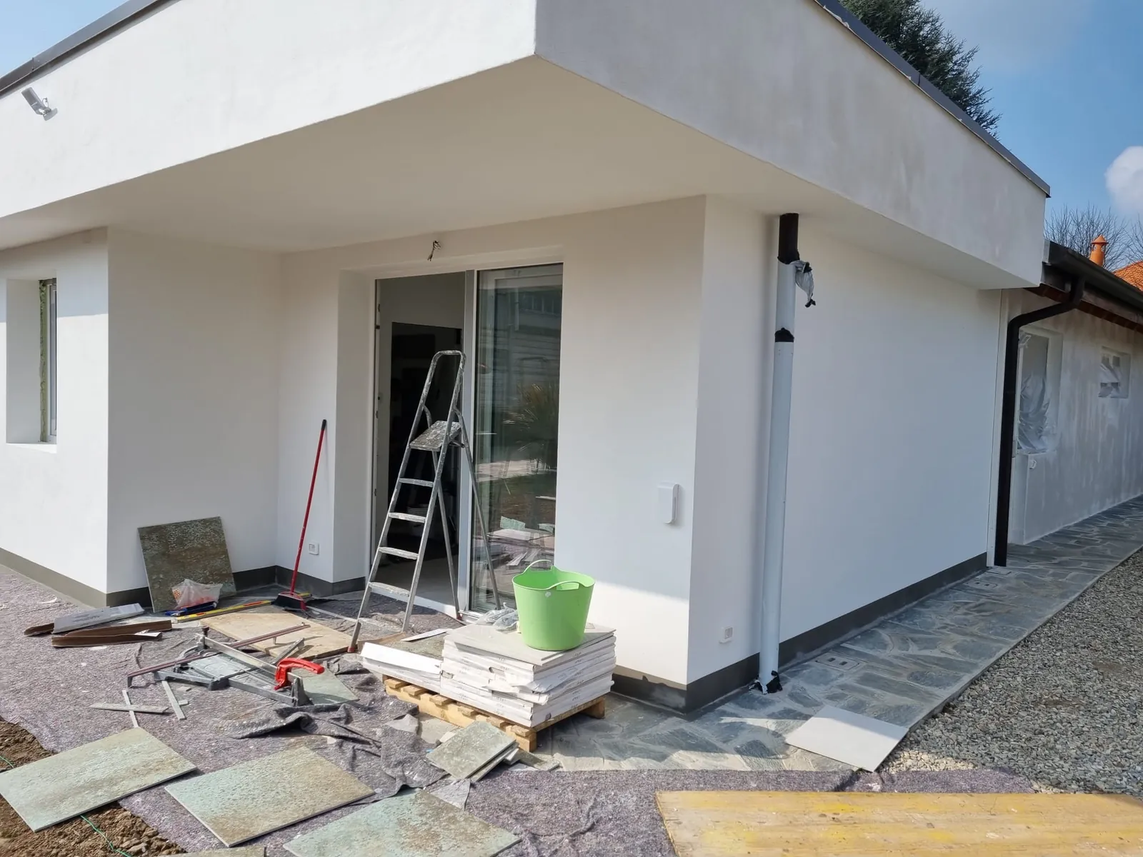 Villa in ristrutturazione con facciata appena finita