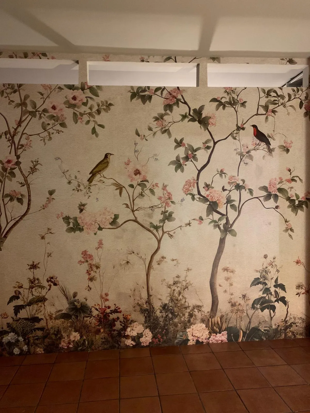Carta da parati decorativa posata in ambiente residenziale