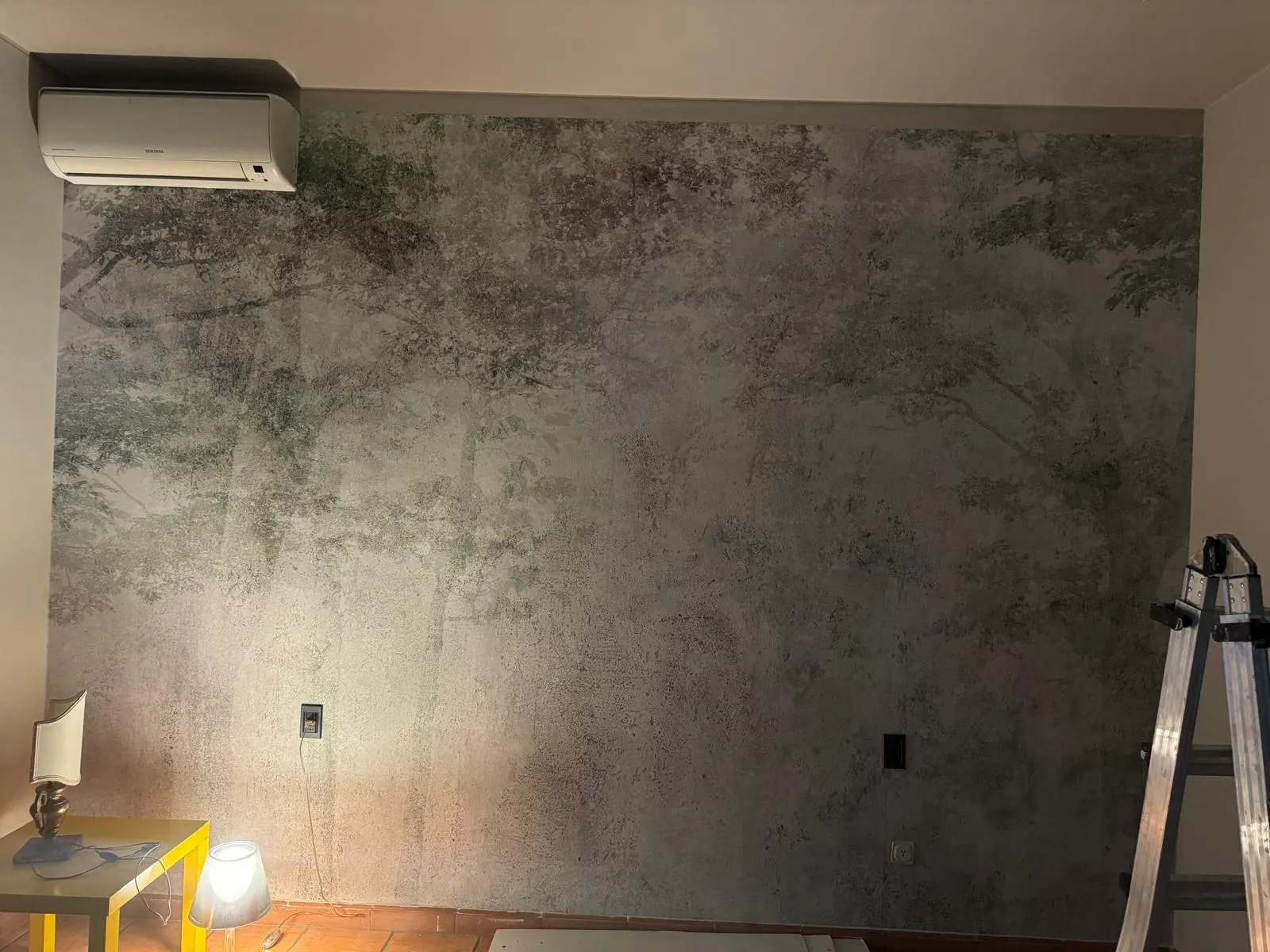 Parete decorativa con fotomurale posato da Edilcolor in un soggiorno