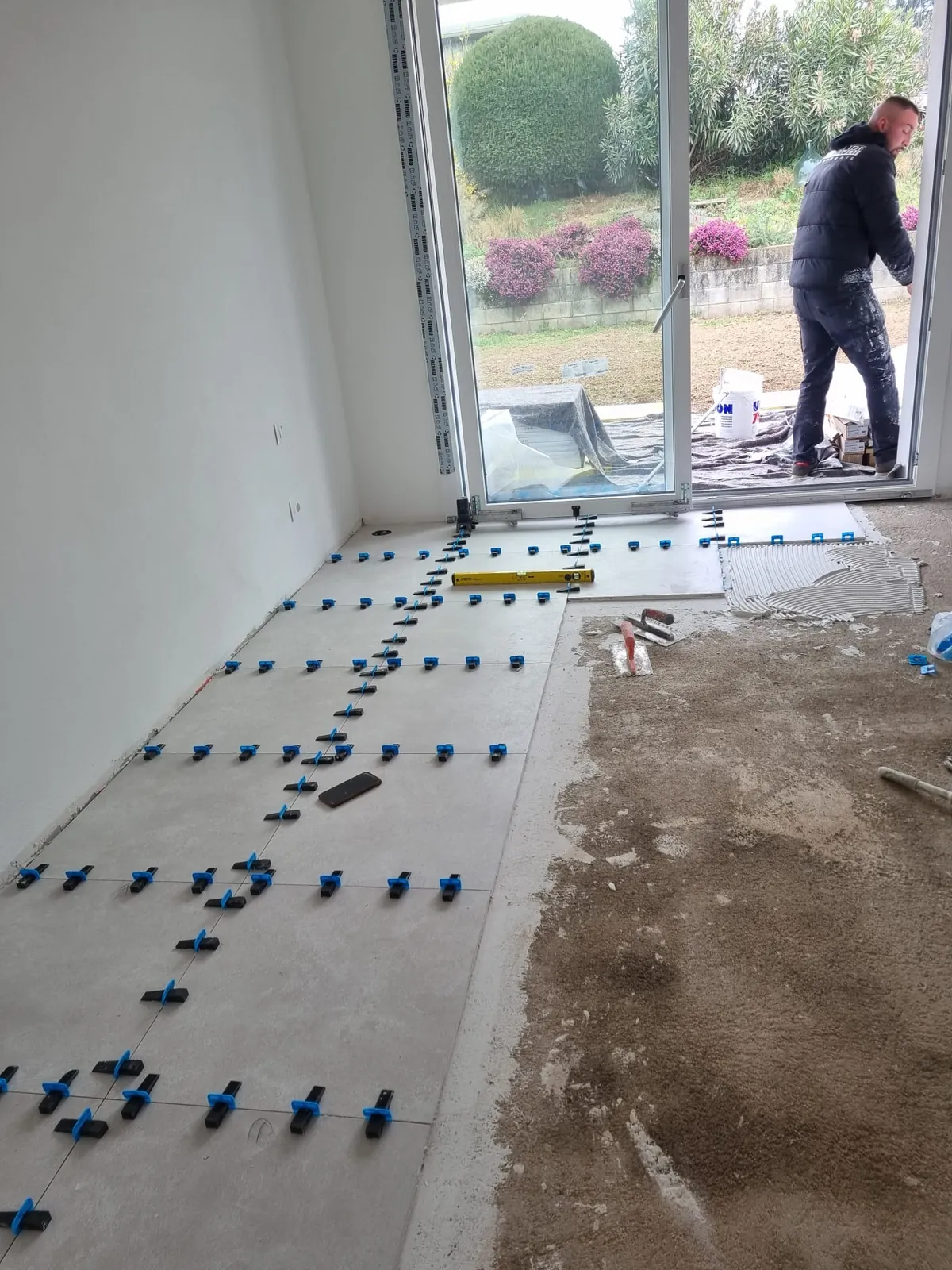 Posa dei rivestimenti in un bagno in ristrutturazione