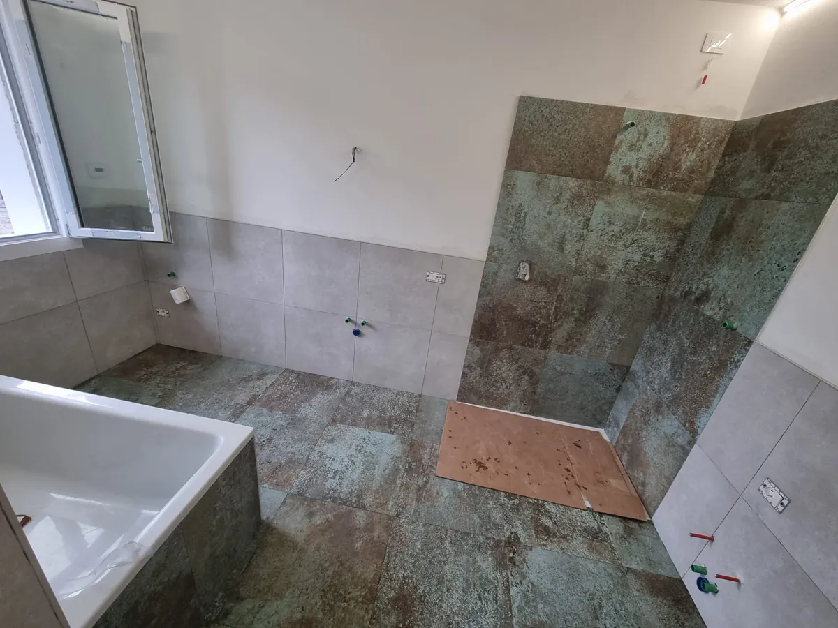 Cantiere di ristrutturazione bagno con rivestimenti posati